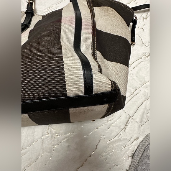 Burberry (Authentic) - Picture 15 of 16